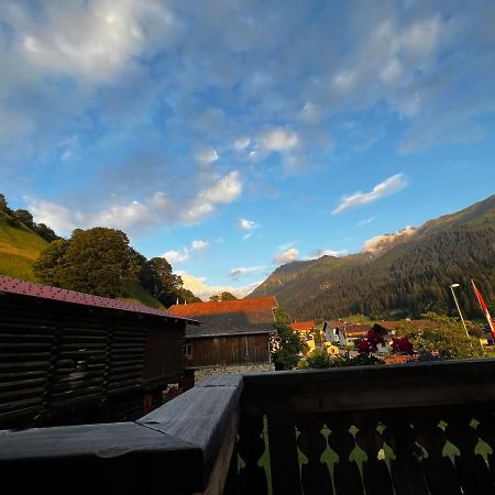 Ferienwohnung Uf Z'Enisch Klosters-Serneus Exterior foto