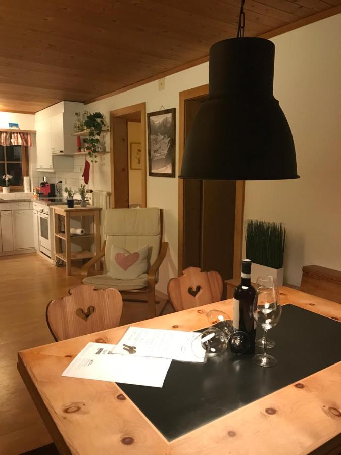 Ferienwohnung Uf Z'Enisch Klosters-Serneus Exterior foto